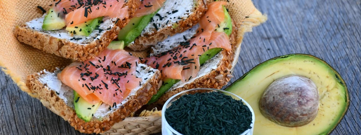 Crostoni di salmone e avocado alla Spirulina G